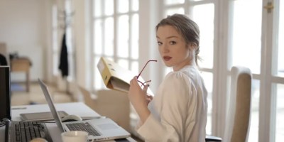woman wondering if exclamation marks are flirty